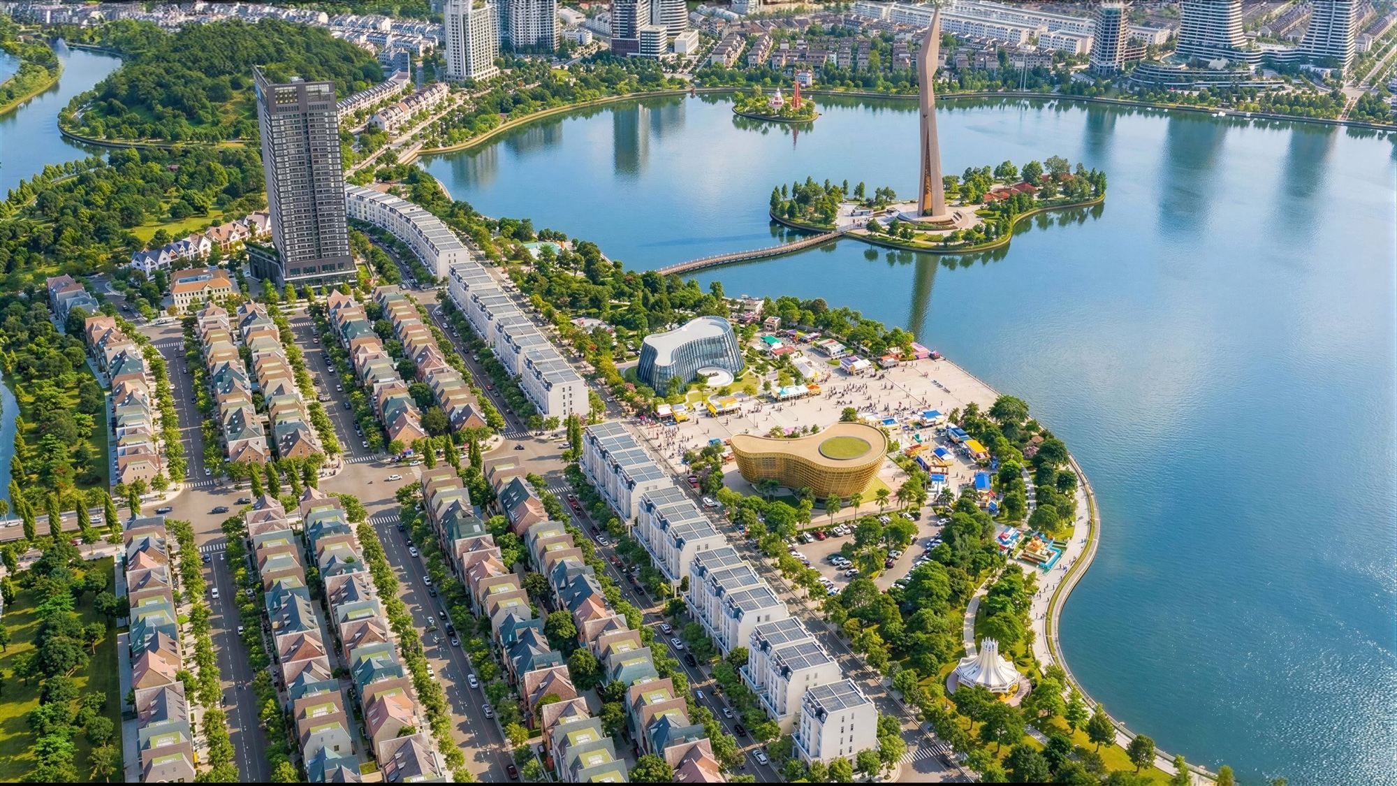 Phối cảnh khu nhà phố và quảng trường ven hồ Phú Hòa